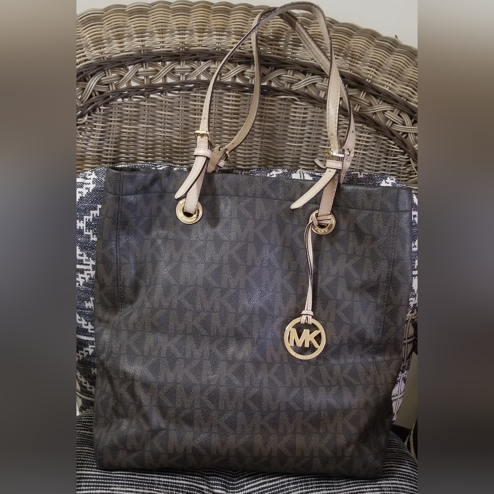 Michael Kors Brown Shoulder Bag with Spacious Interior